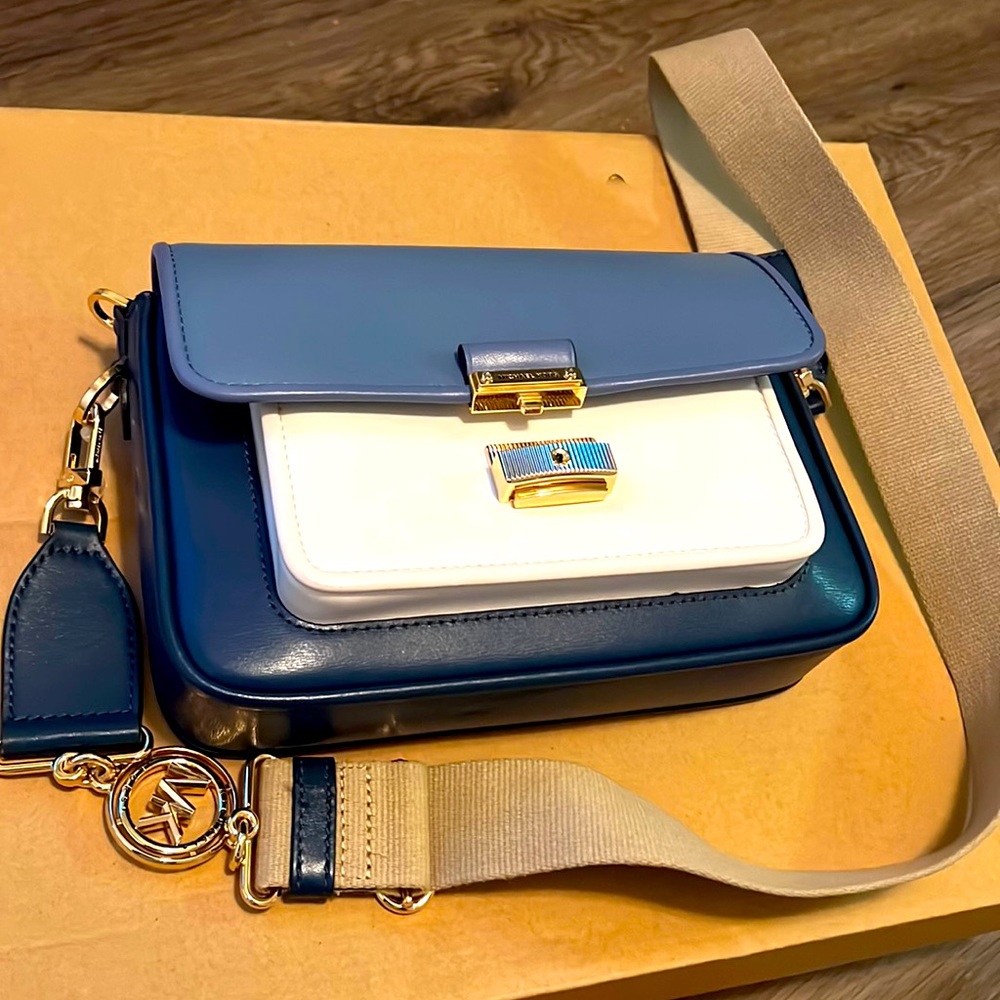 BEAUTIFUL MICHEAL KORS MULTI COLOR CROSS BODY BAG..DUSTER INCLUDED EXTRA SRAP
